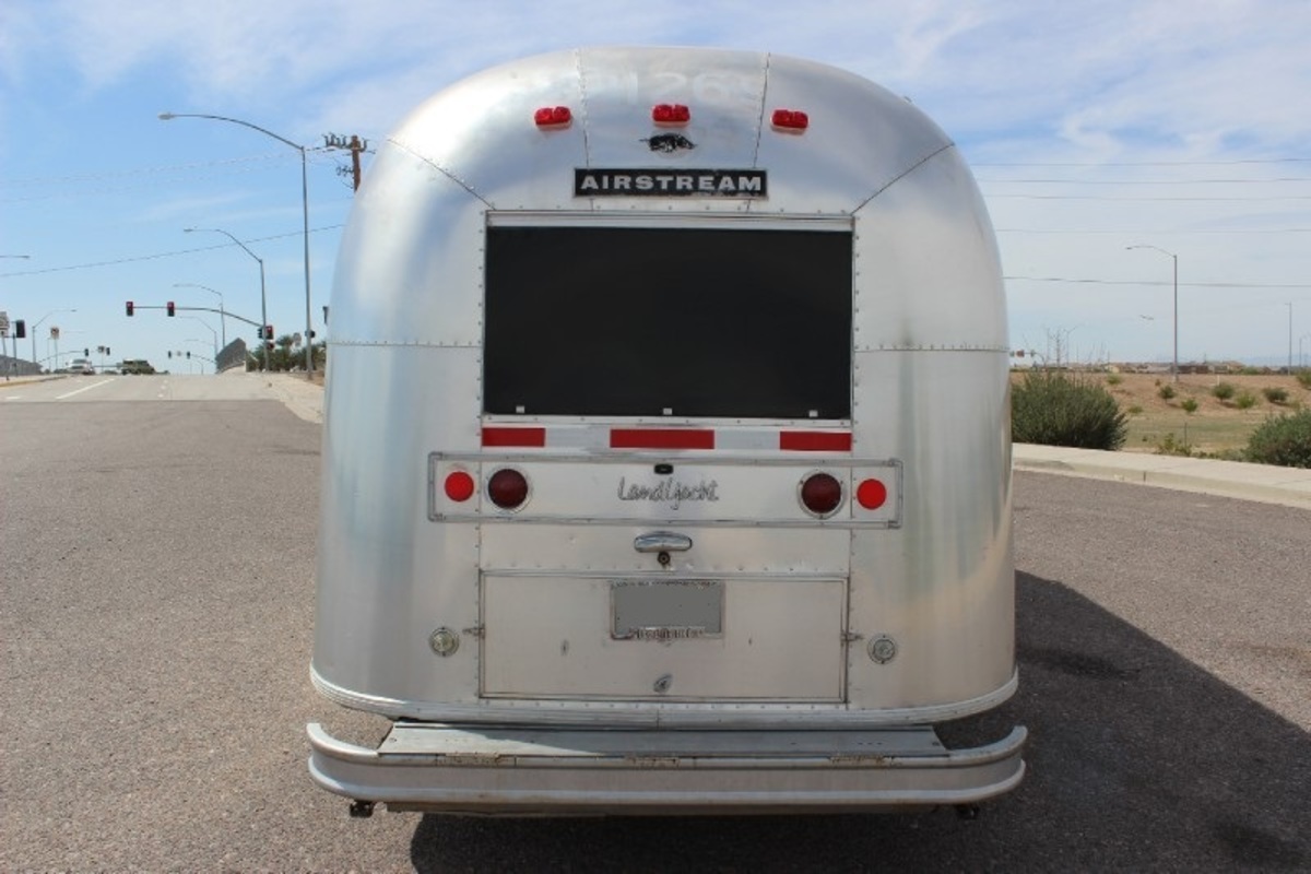 1968 Airstream Safari Land Yacht, 2