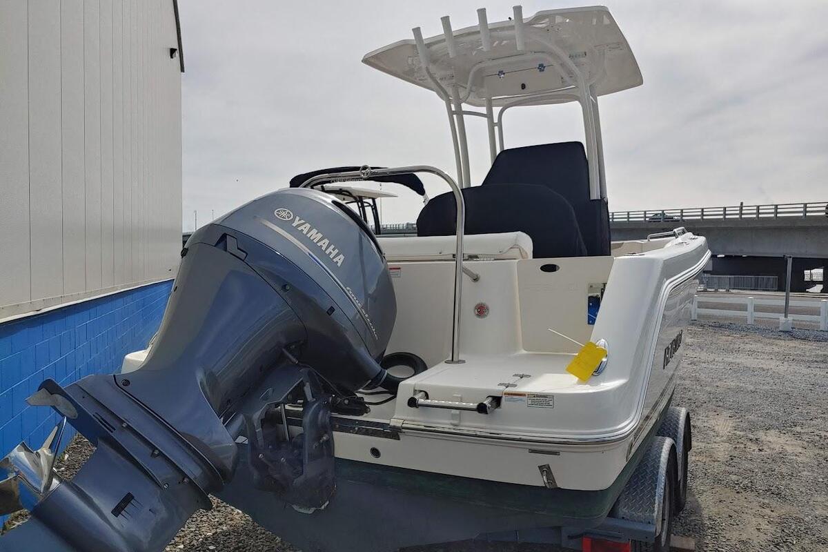 2017 Robalo R222 Center Console, 1