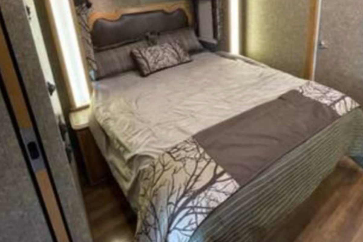 2015 Newmar Canyon Star class A Toy Hauler in Norco, CA