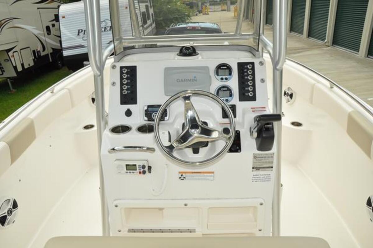2017 Robalo R222 Center Console, 2