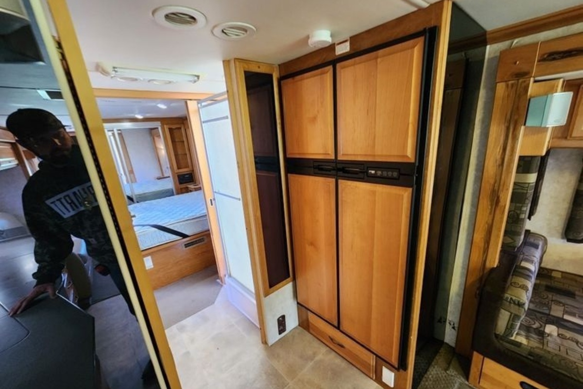 2004 Fleetwood RV, 5