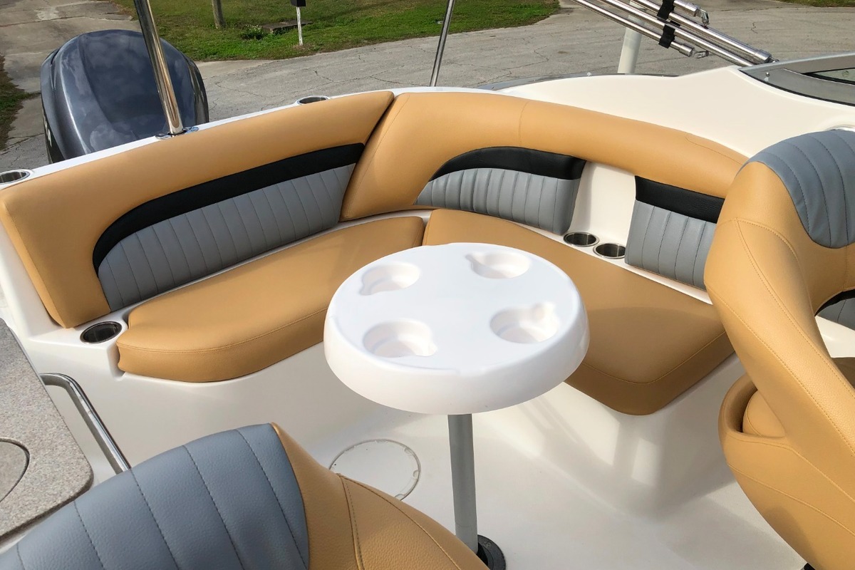 2010 Hurricane Boats SUNDECK 2400 OB, 5