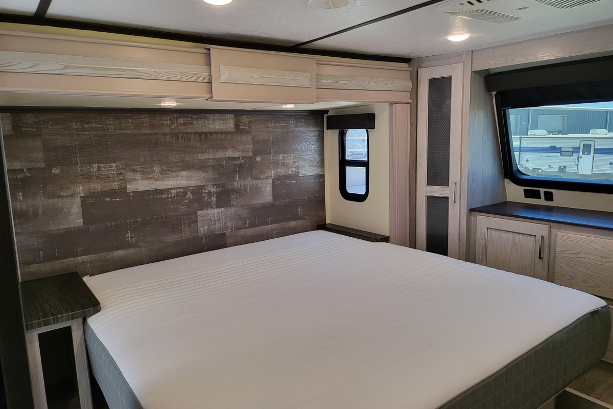 2021 Keystone Montana High Country 335BH 2 Bathrooms 2 A/C's Auto Level, 19