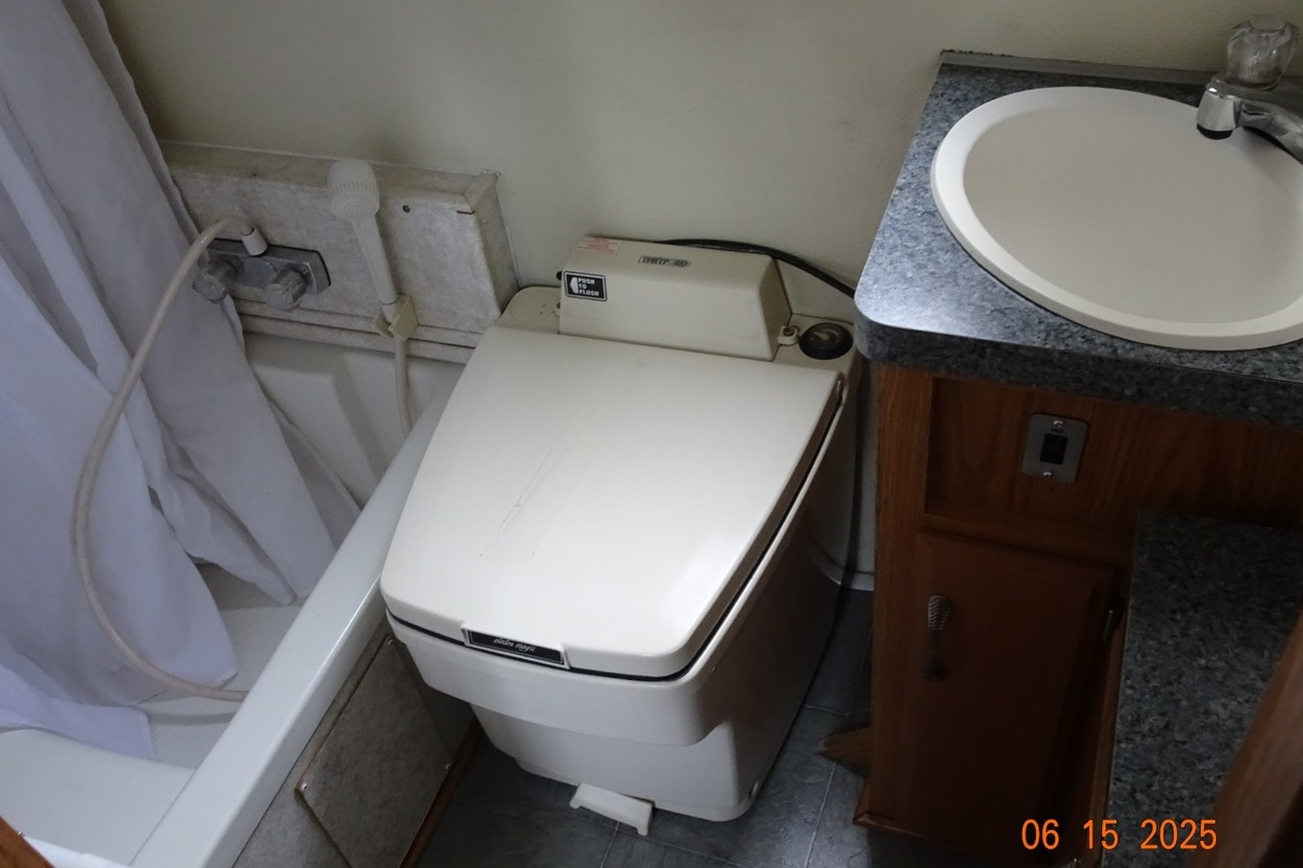 2004 Trailmanor 2720QB White, 4