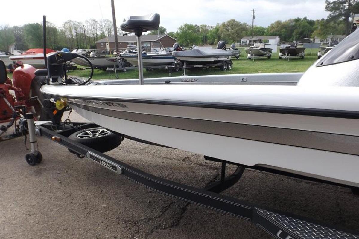 2012 Legend Boats Alpha 211 Dcx, 18