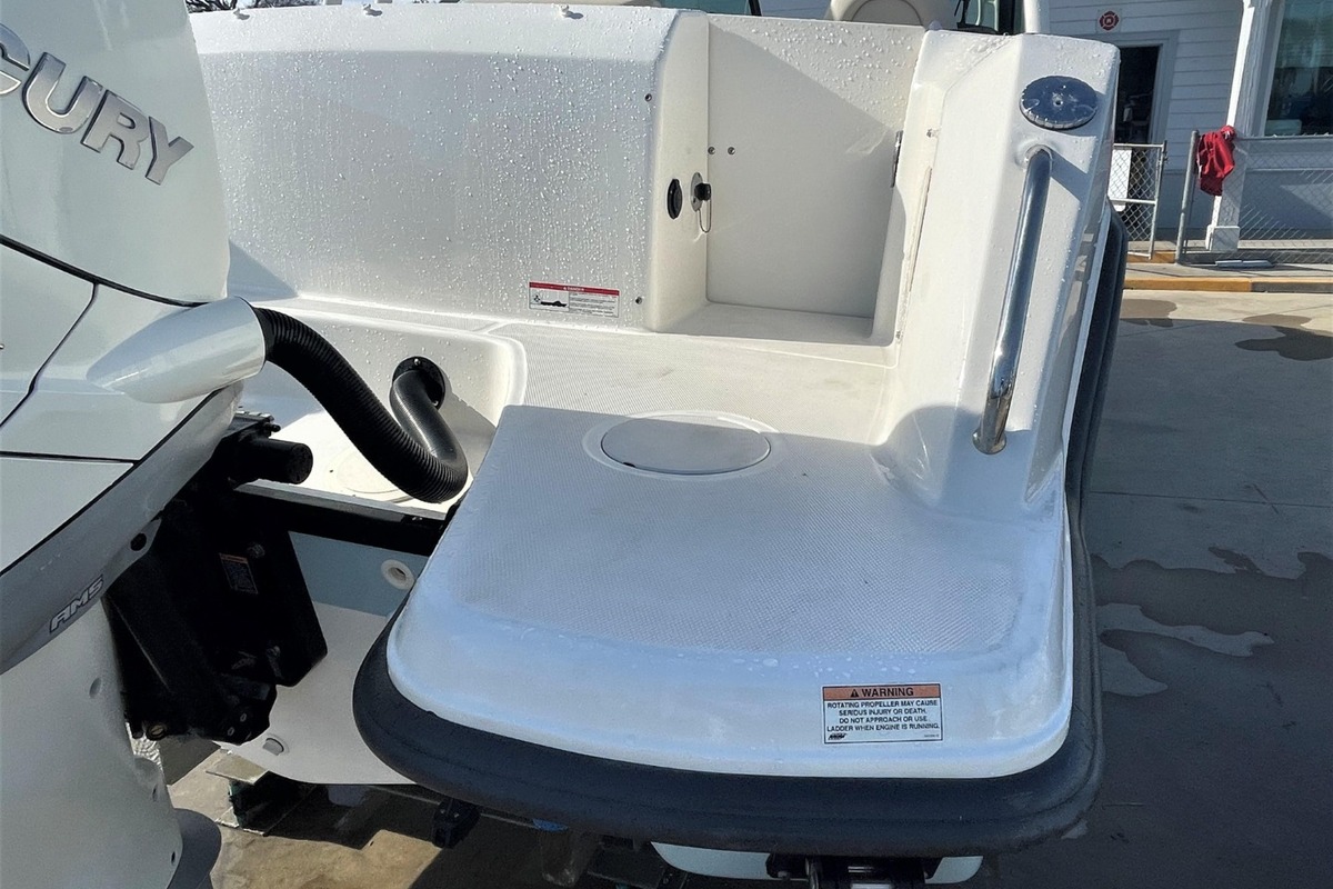 2016 Boston Whaler 230 Vantage, 10