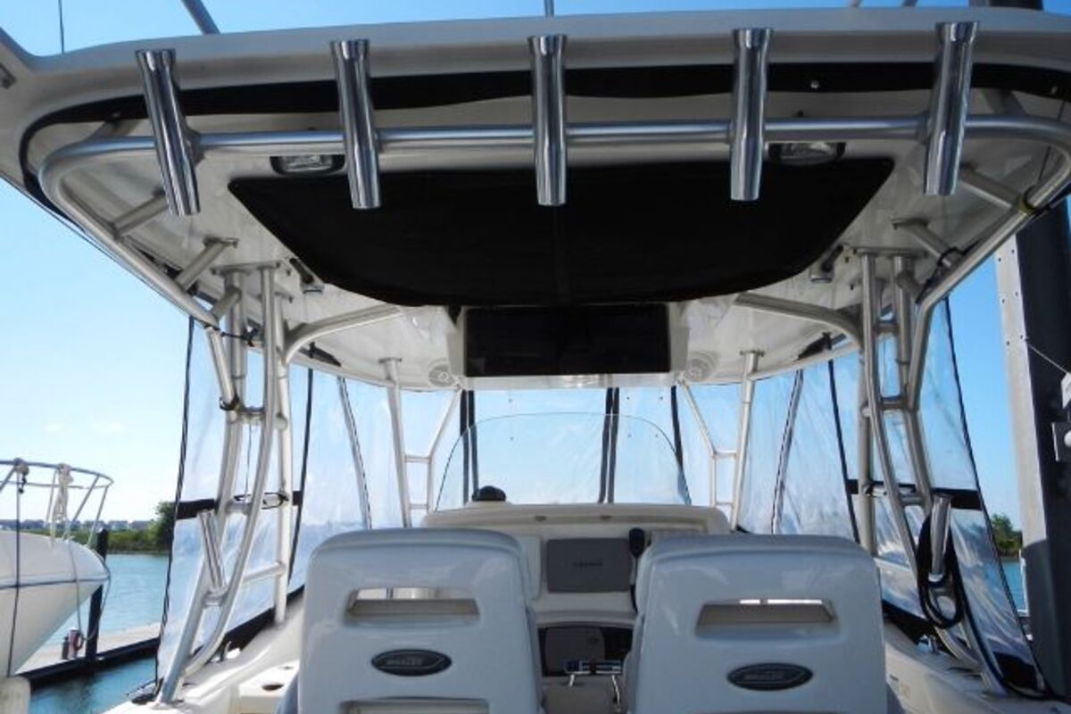 2006 Boston Whaler 320 Outrage Cuddy Cabin, 8