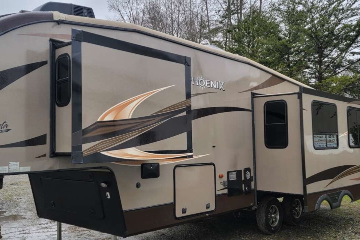 2014 Shasta Phoenix 30RE, 2