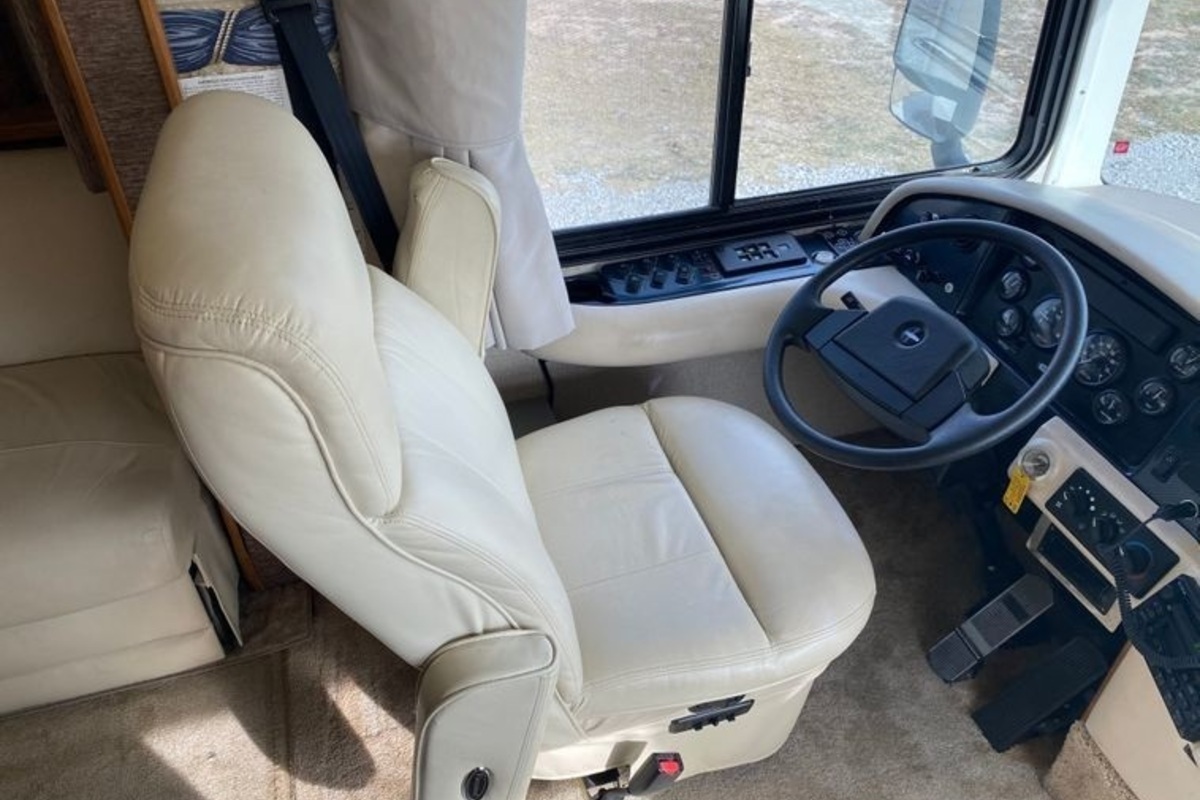 2003 Fleetwood Bounder RV, 3