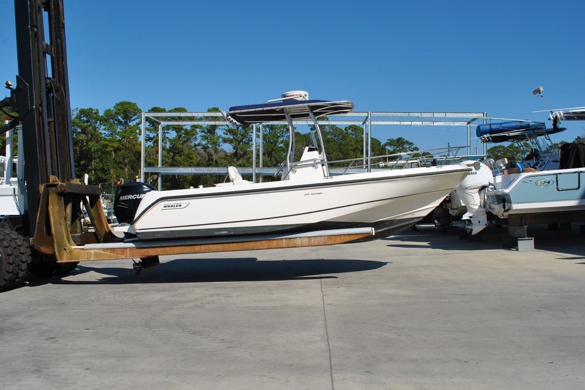 2008 Boston Whaler 210 Outrage, 0