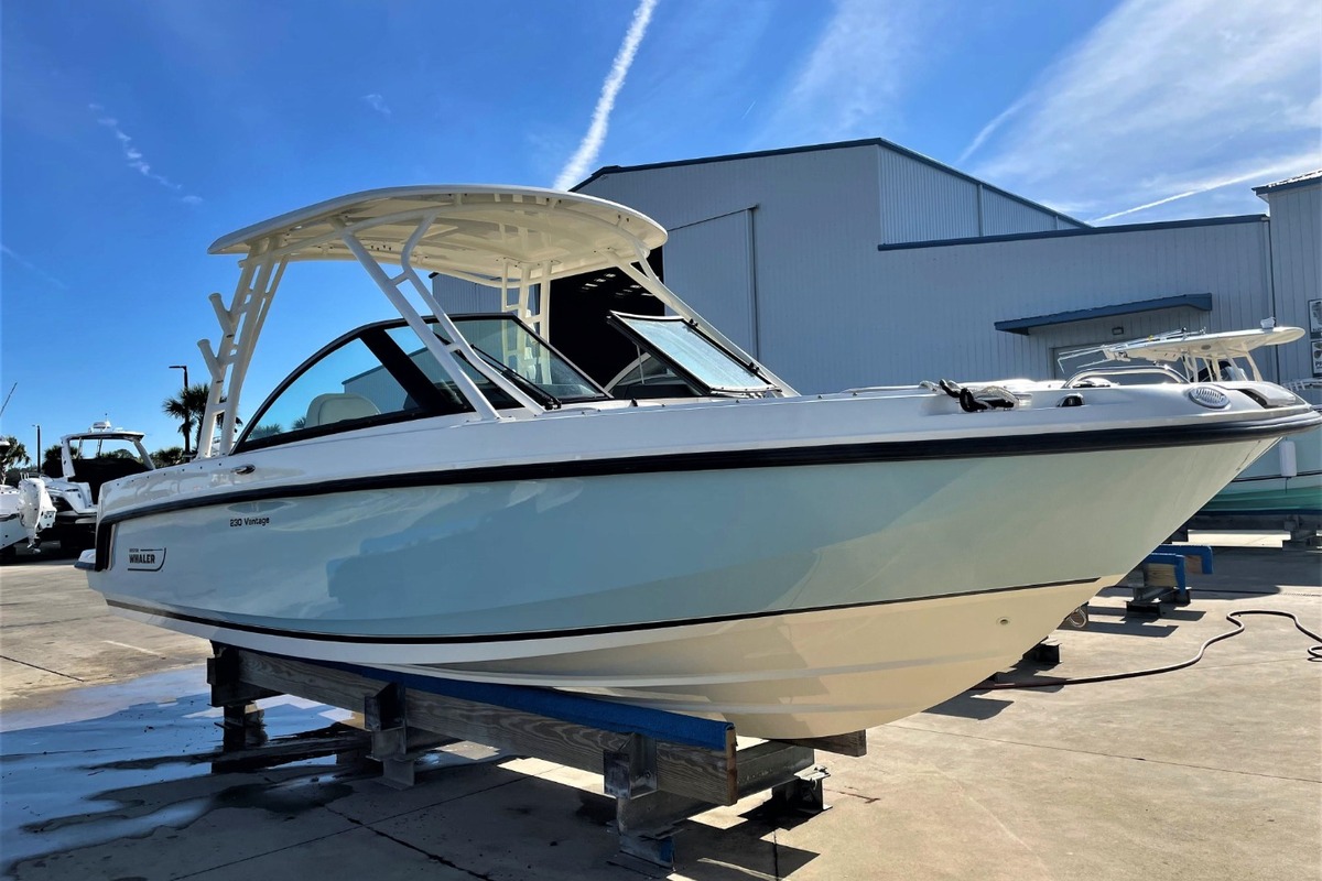 2016 Boston Whaler 230 Vantage, 1