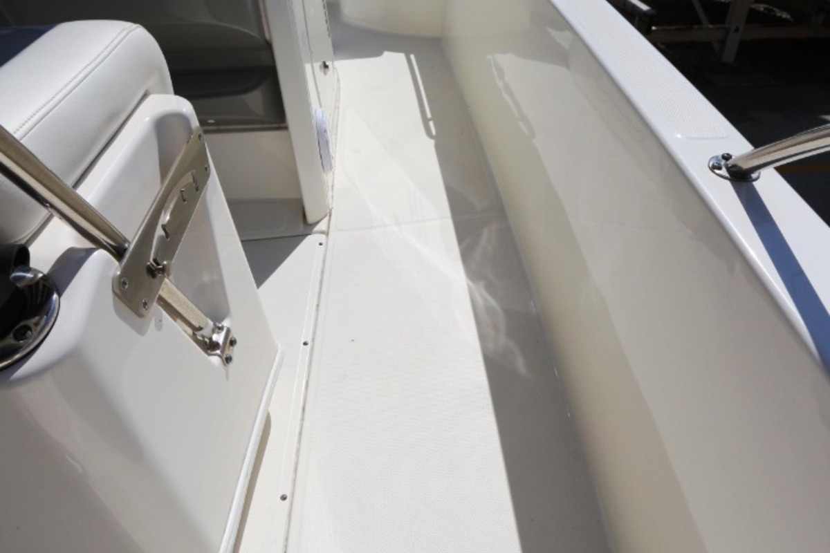 2015 Boston Whaler 240 Dauntless, 19