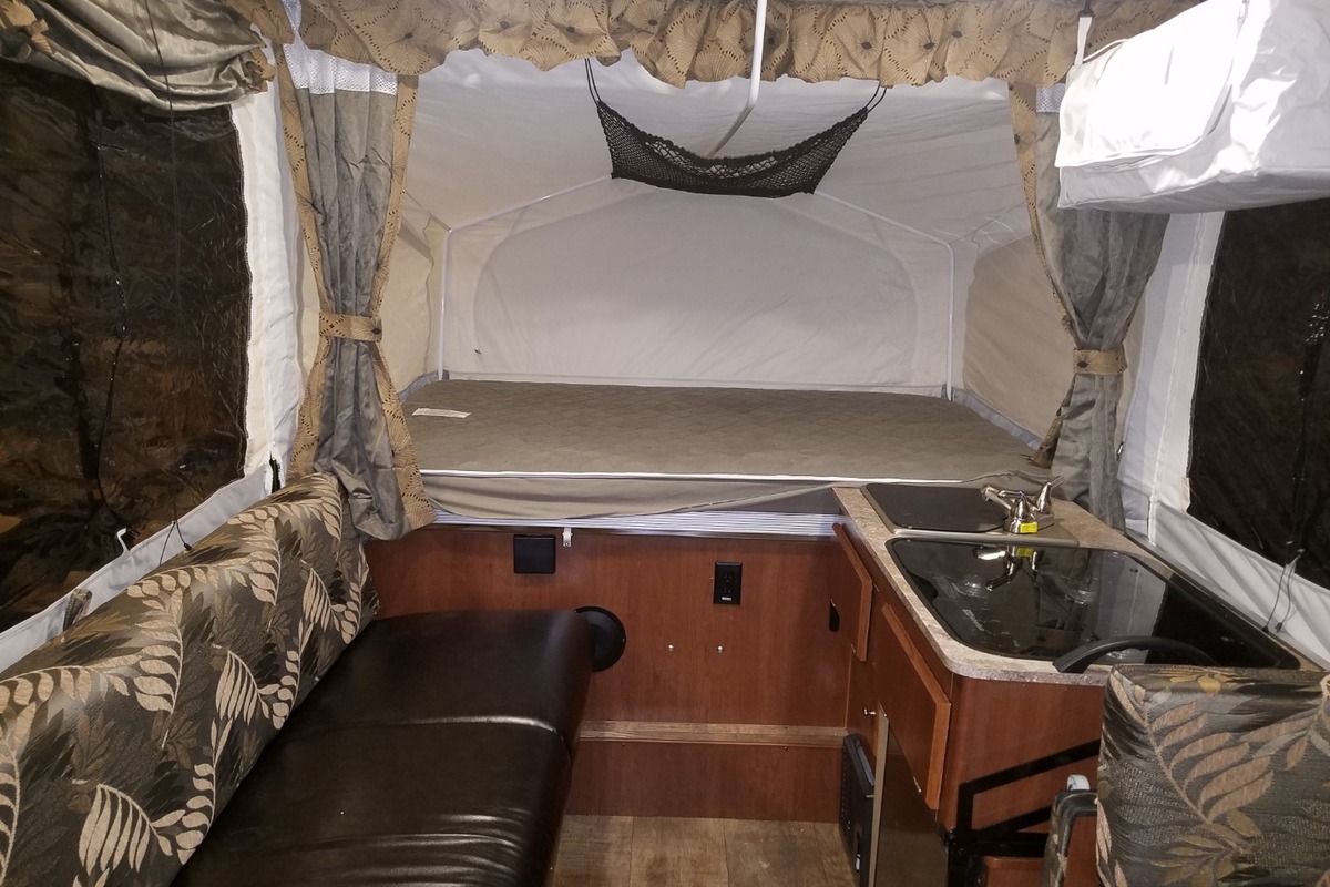 2017 Rockwood Premier 2516G, 3