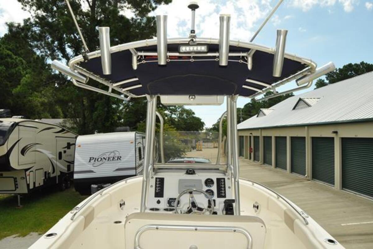 2017 Robalo R222 Center Console, 1