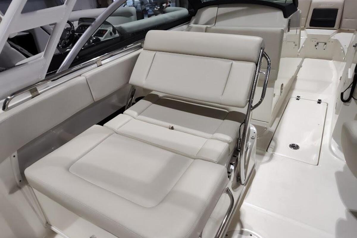 2017 Boston Whaler 230 Vantage, 11