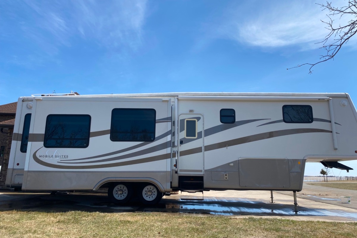 2005 Double Tree Mobile Suites Gold, 0