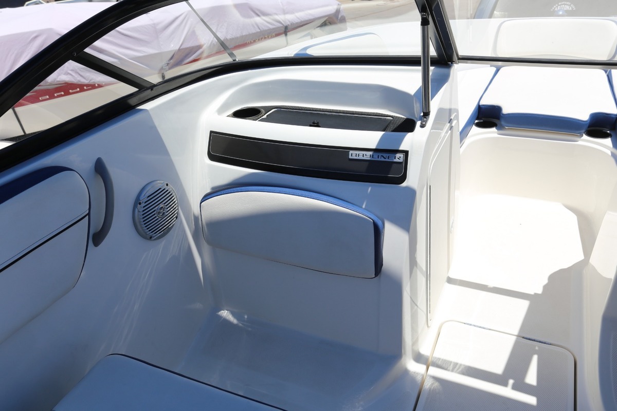 2016 Bayliner VR5, 8