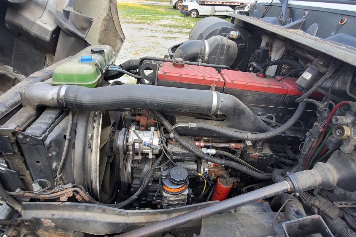 2001 Volvo VNL, 19