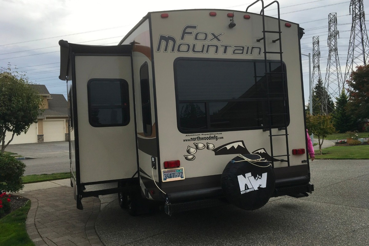 2017 Fox Mountain 235RLS, 1