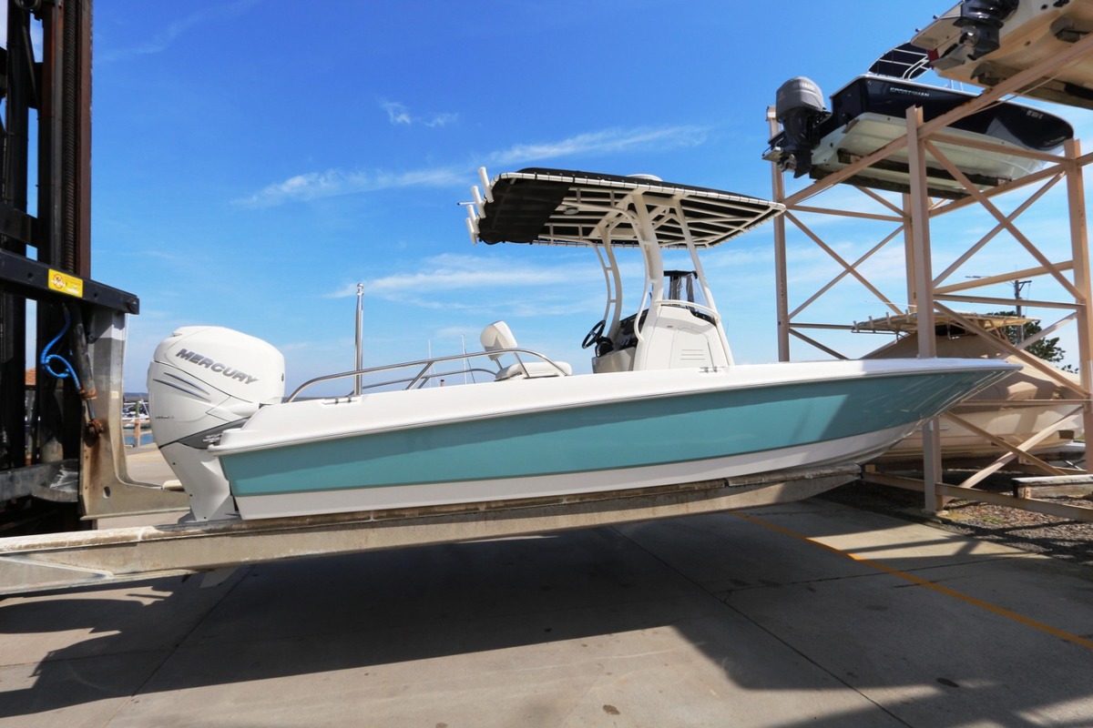 2015 Boston Whaler 240 Dauntless, 2