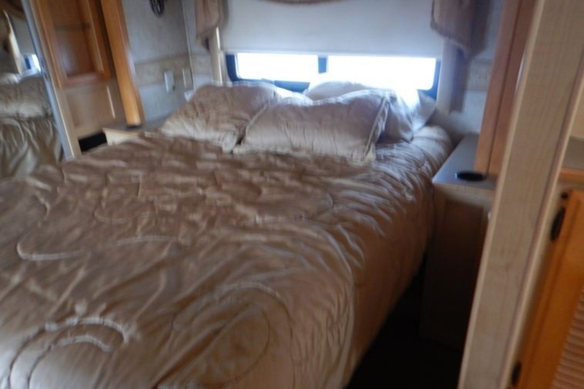 2005 Fleetwood Discovery RV, 5