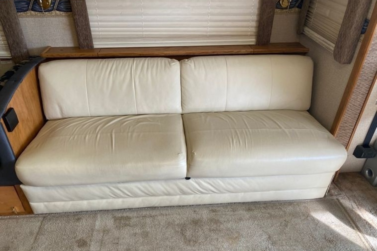 2003 Fleetwood Bounder RV, 4