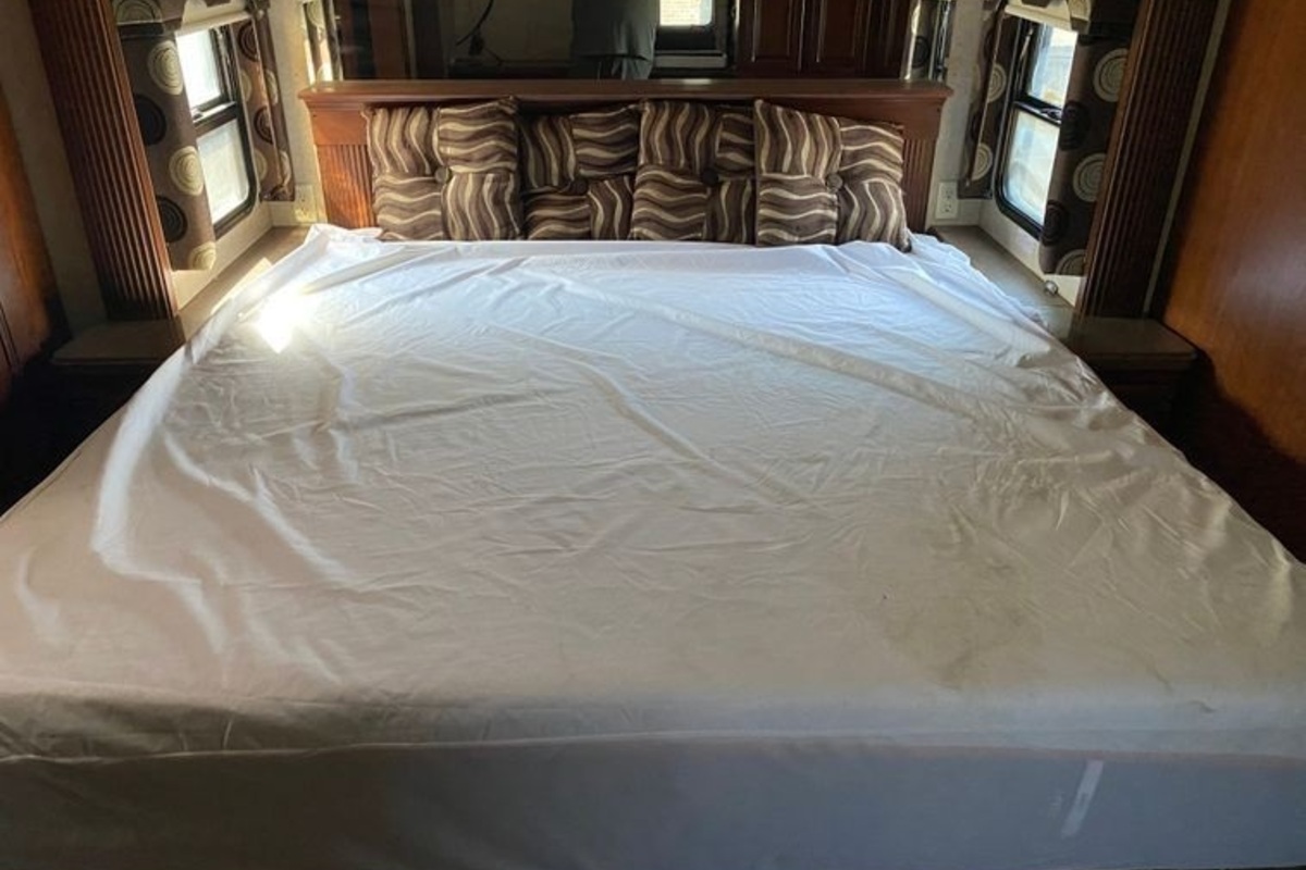 2009 Freightliner XC-R Mandalay RV, 8