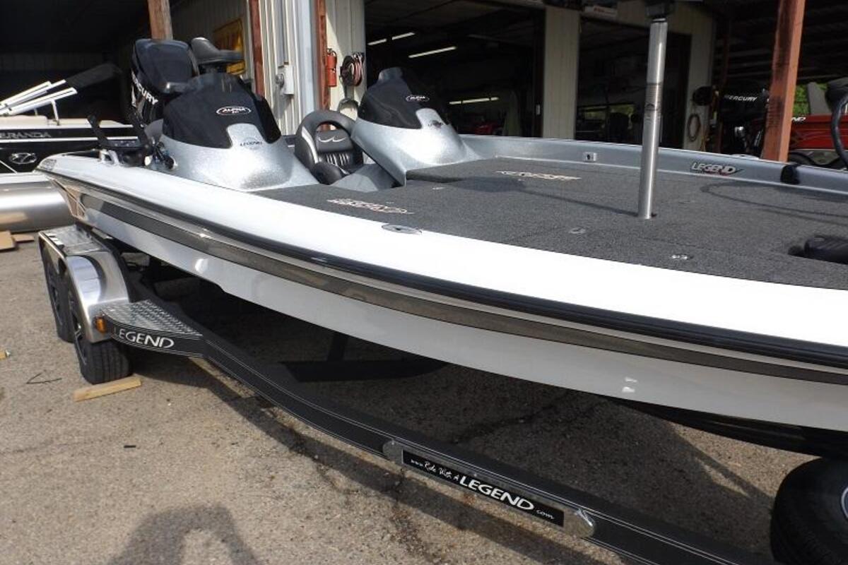 2012 Legend Boats Alpha 211 Dcx, 0