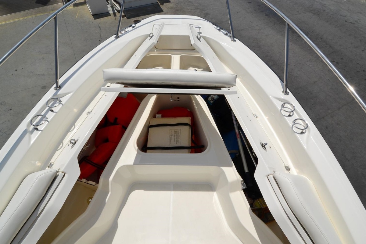 2009 Boston Whaler 230 Dauntless, 15