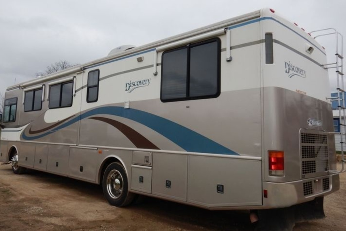 2000 Freightliner Fleetwood Discovery RV, 3
