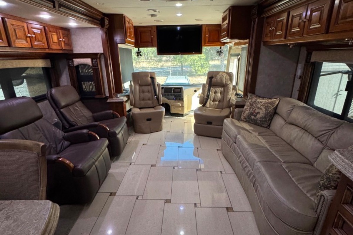 2011 Tiffin Zephyr 45QBZ, 19