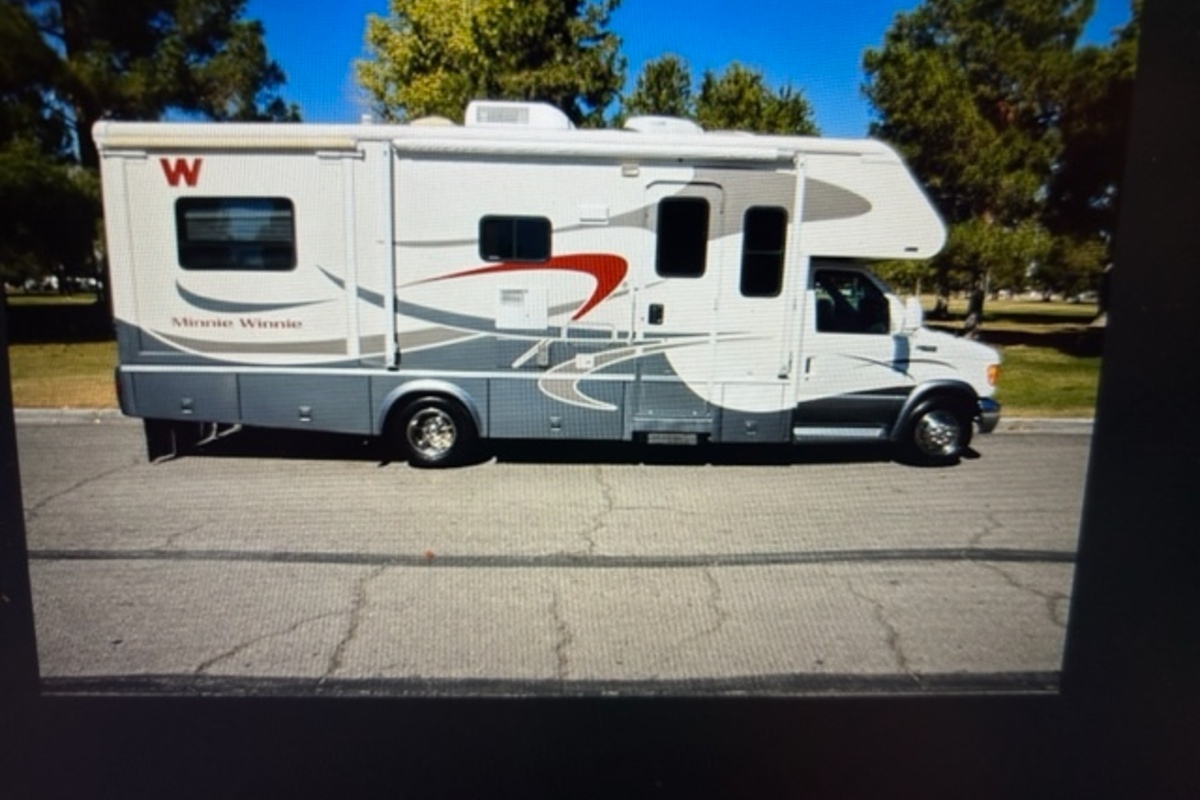 2005 Winnebago Minnie Winnie 27P, 1