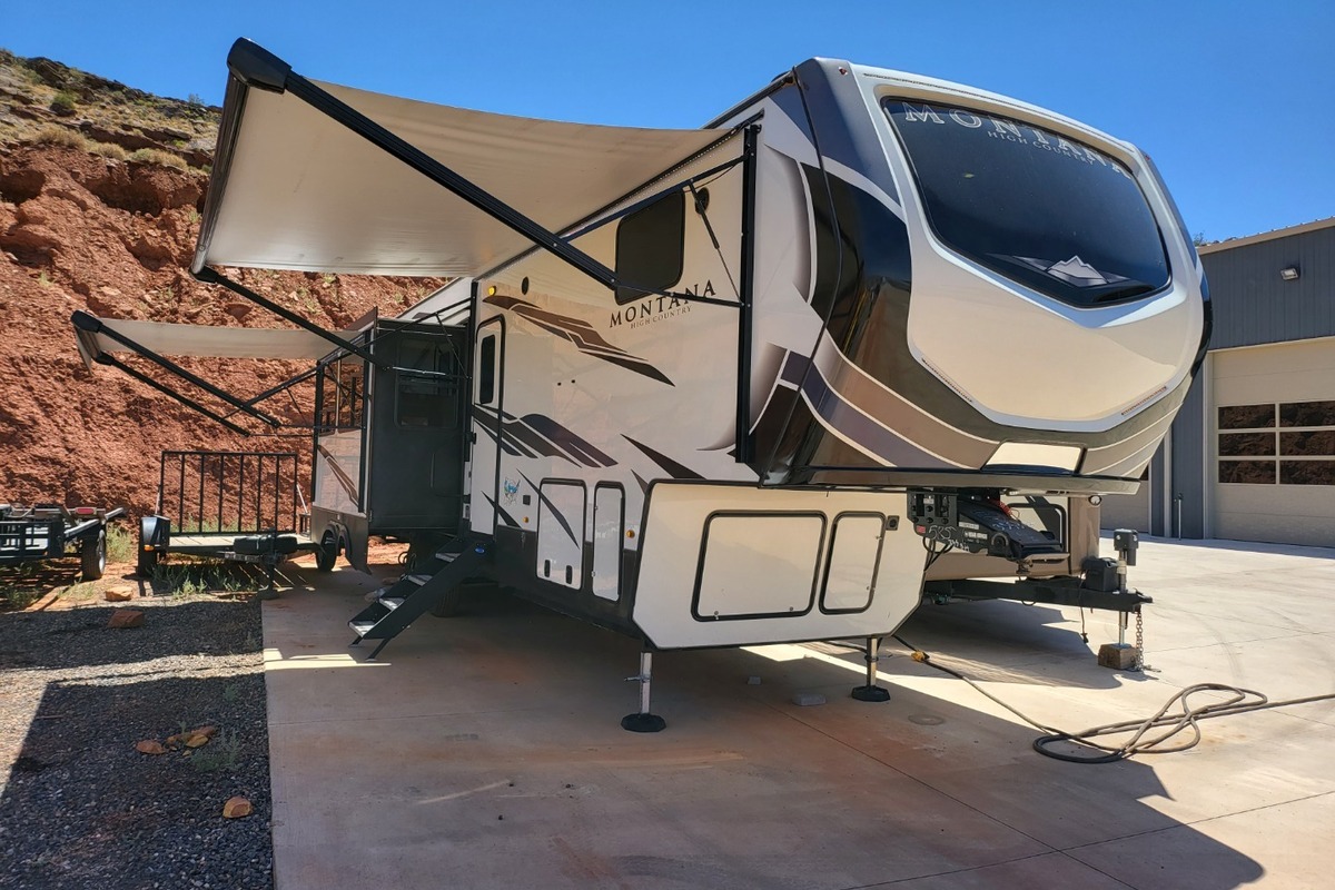 2021 Keystone Montana High Country 335BH 2 Bathrooms 2 A/C's Auto Level, 3