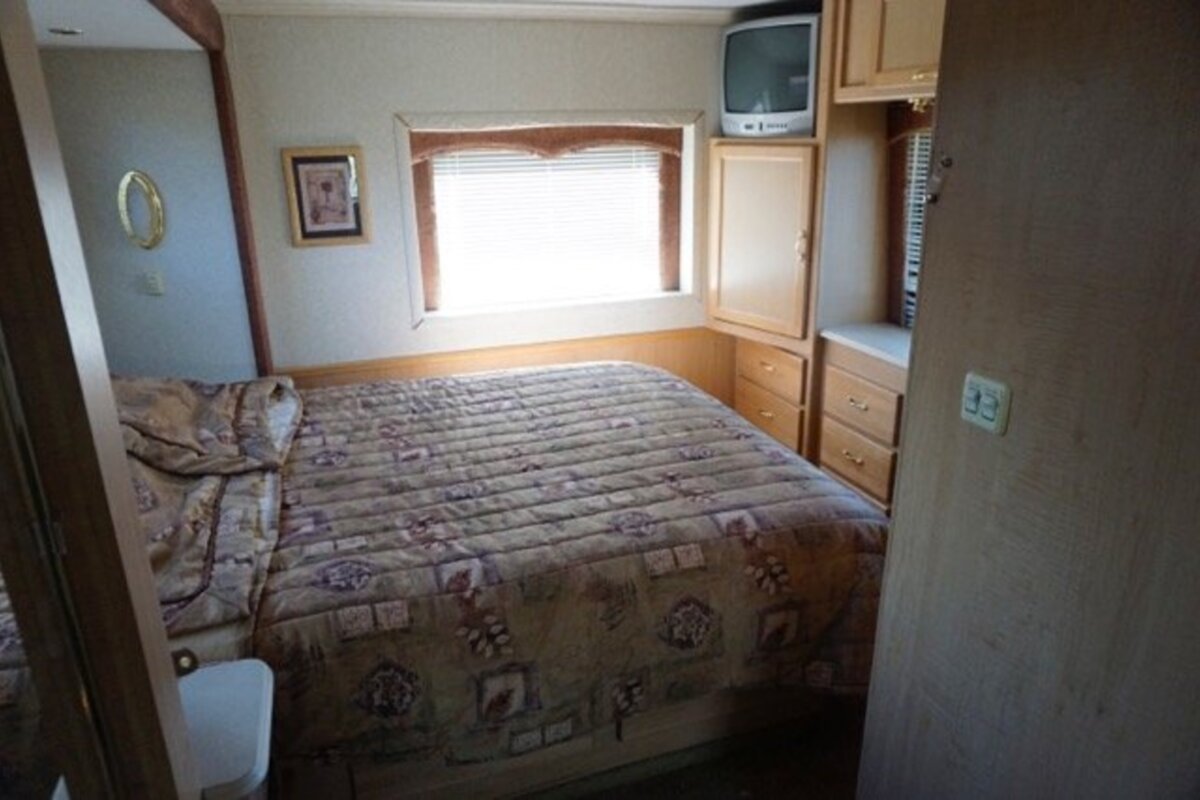 2004 National Dolphiin 5342, 7