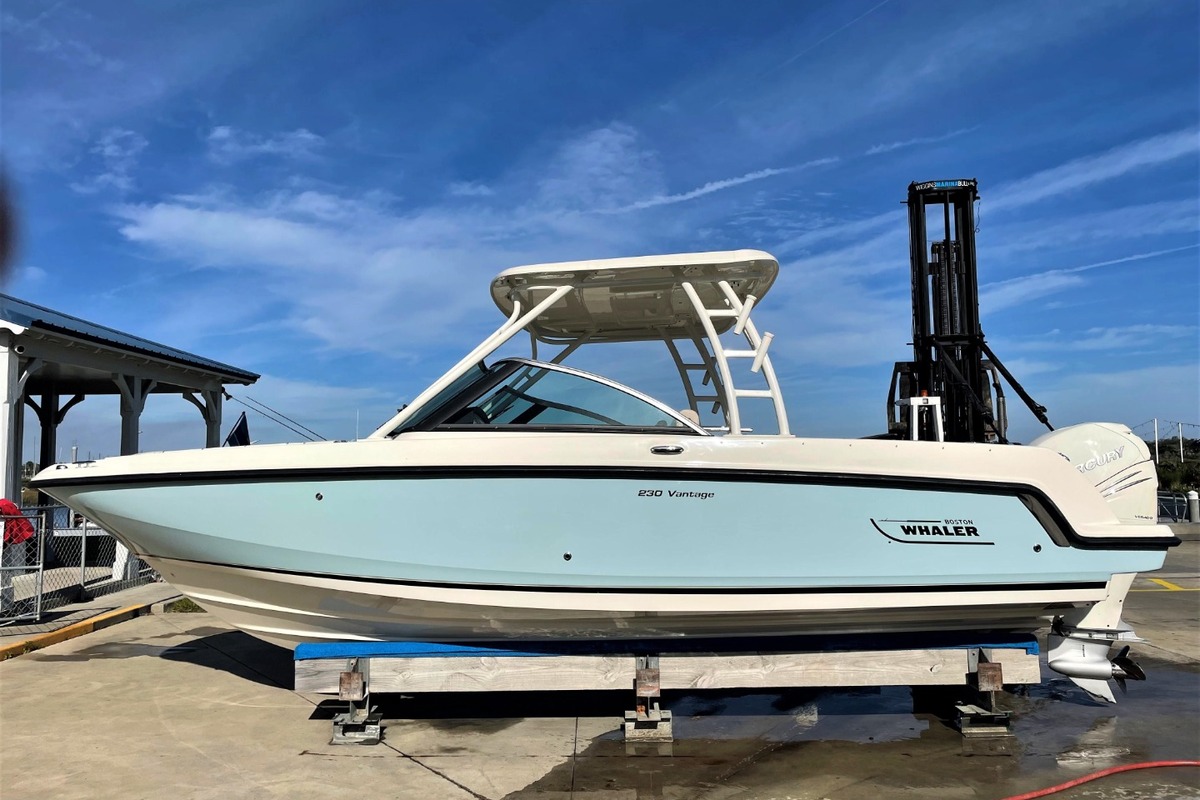 2016 Boston Whaler 230 Vantage, 1