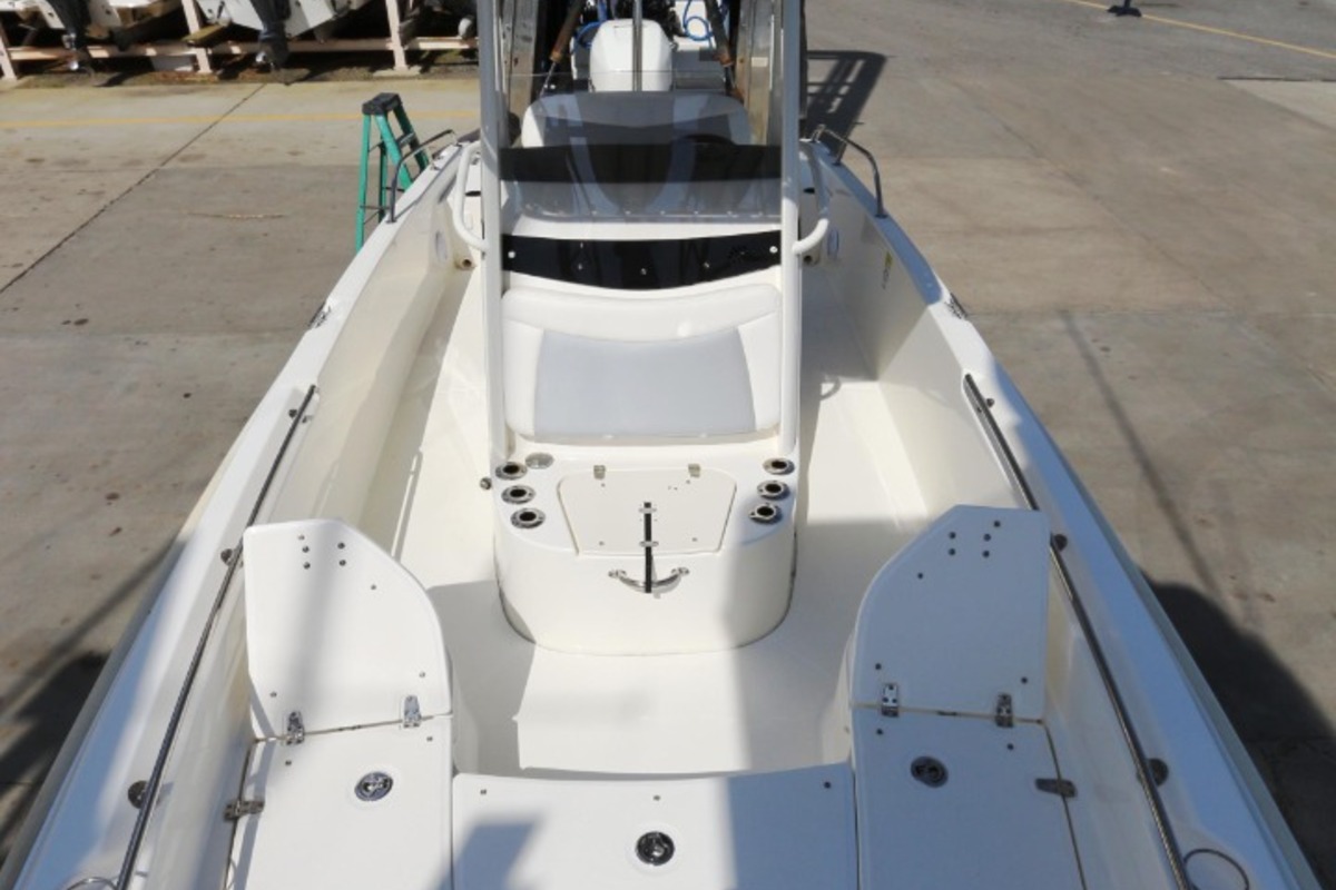 2015 Boston Whaler 240 Dauntless, 33