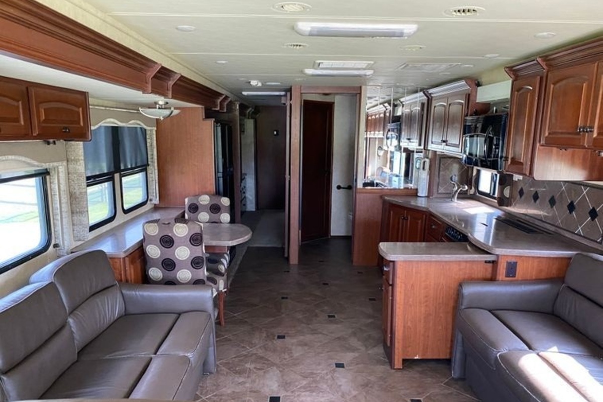 2009 Freightliner XC-R Mandalay RV, 3