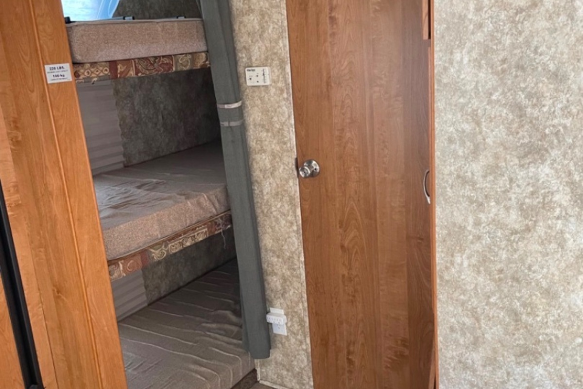 2006 Coachmen Spirit of America 525TBS, 3