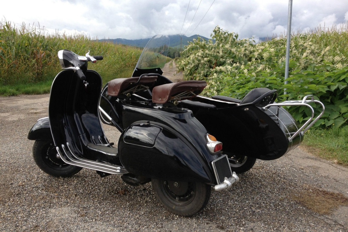 1964 VESPA WITH SIDE CAR, 3