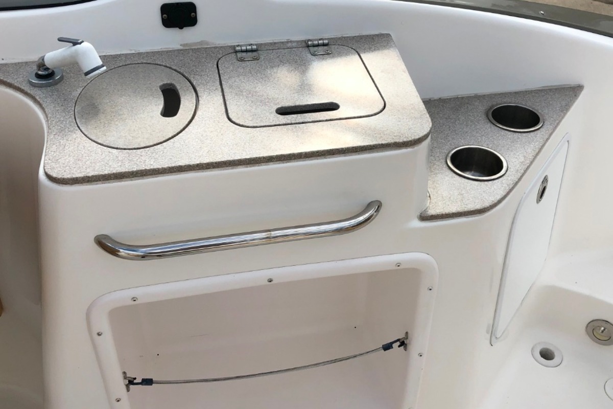 2010 Hurricane Boats SUNDECK 2400 OB, 4