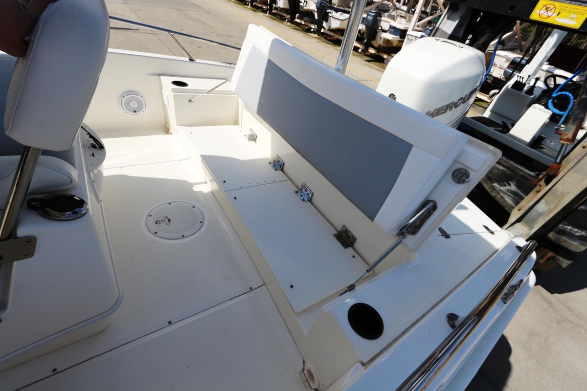 2015 Boston Whaler 240 Dauntless, 36