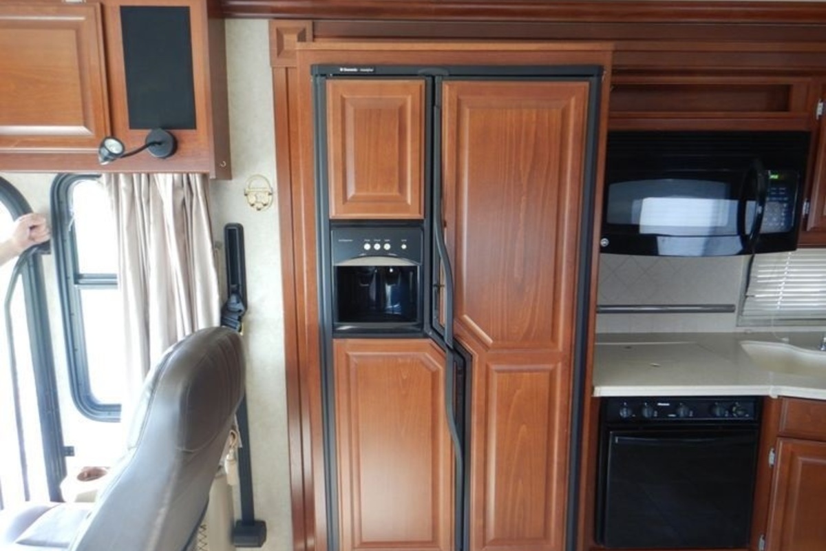 2008 Fleetwood Discovery RV, 5