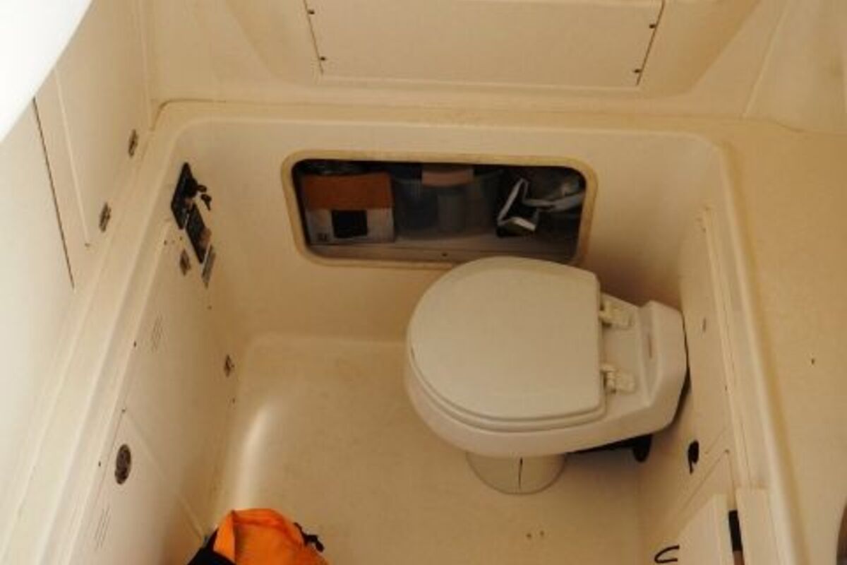 2006 Boston Whaler 320 Outrage Cuddy Cabin, 24