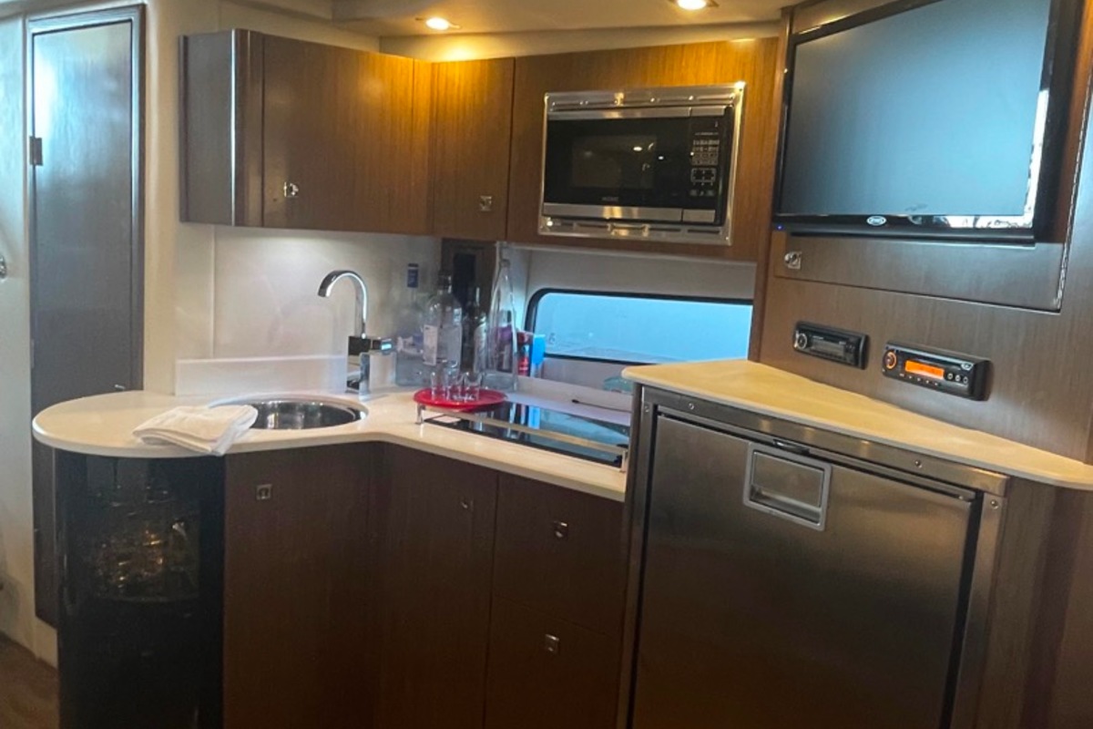 2017 Cruisers Yachts 380 Express, 5