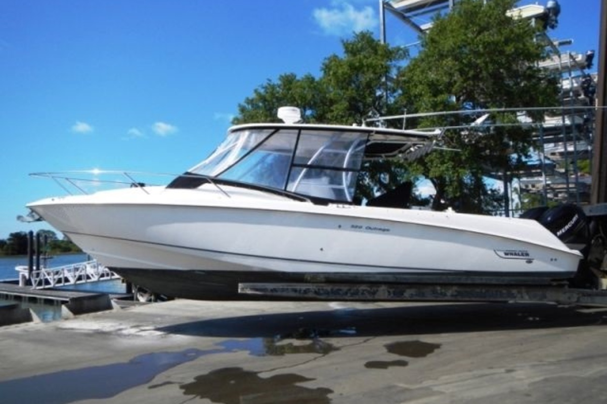 2006 Boston Whaler 320 Outrage Cuddy Cabin, 1
