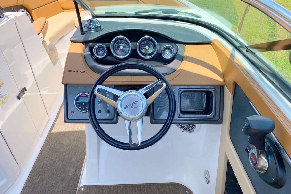 2015 Sea Ray 240 Sundeck, 10