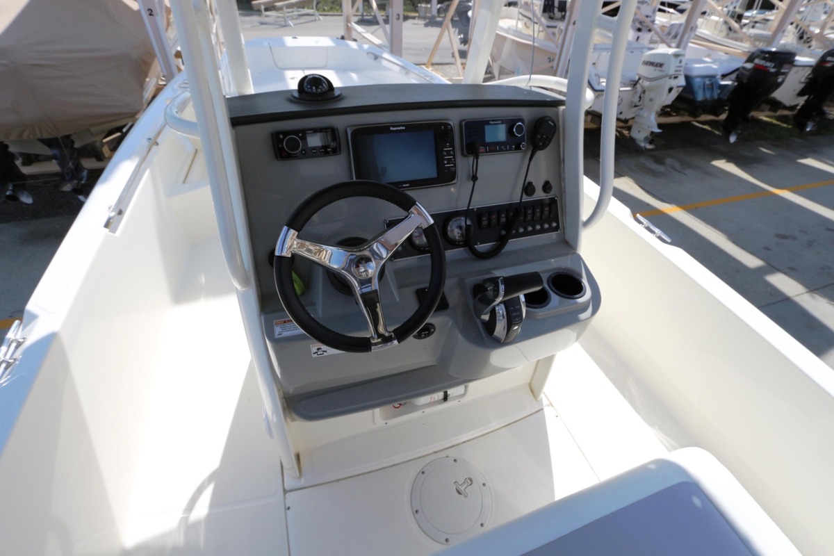 2015 Boston Whaler 240 Dauntless, 13