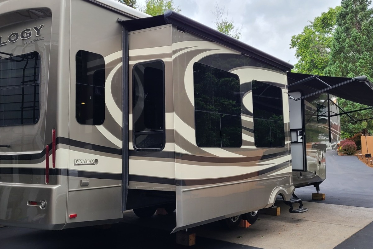 2015 Dynamax Trilogy 38WT Low Miles and 2 yr warranty, 3