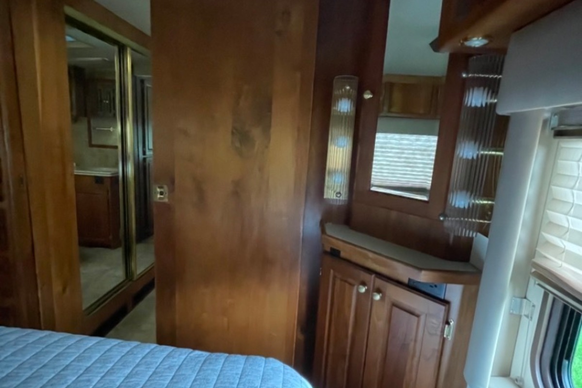 1996 Foretravel U320, 6