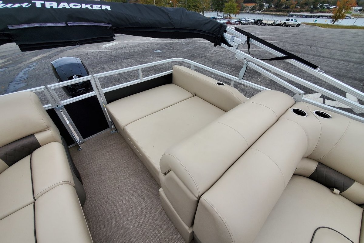 2020 Sun Tracker 22' Party Barge DLX RF, 10